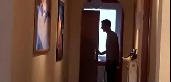Milf Maklerin Ueberrascht Jungspund Zu Hause Und Fickt Ihn